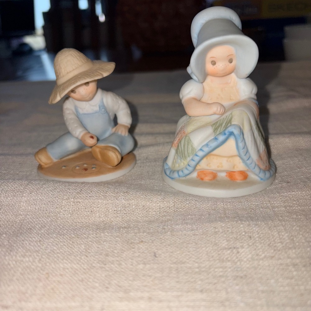 Circle of‎ Friends by Masterpiece Porcelain Figurines Boy Girl Set Eccl 9:10